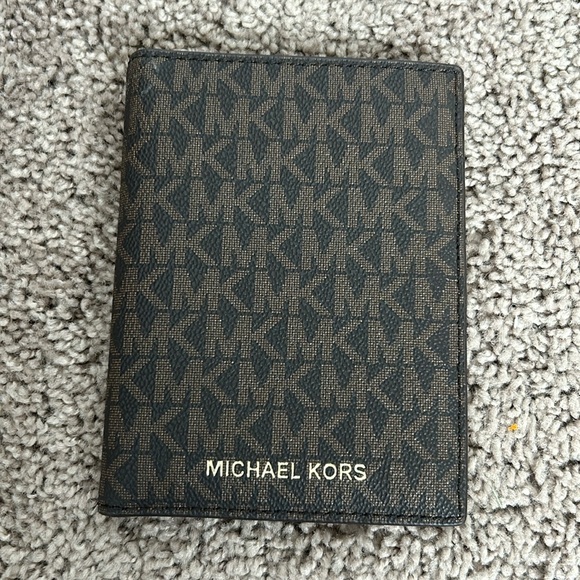 Michael Kors Handbags - Michael Kors jet set travel passport holder/wallet